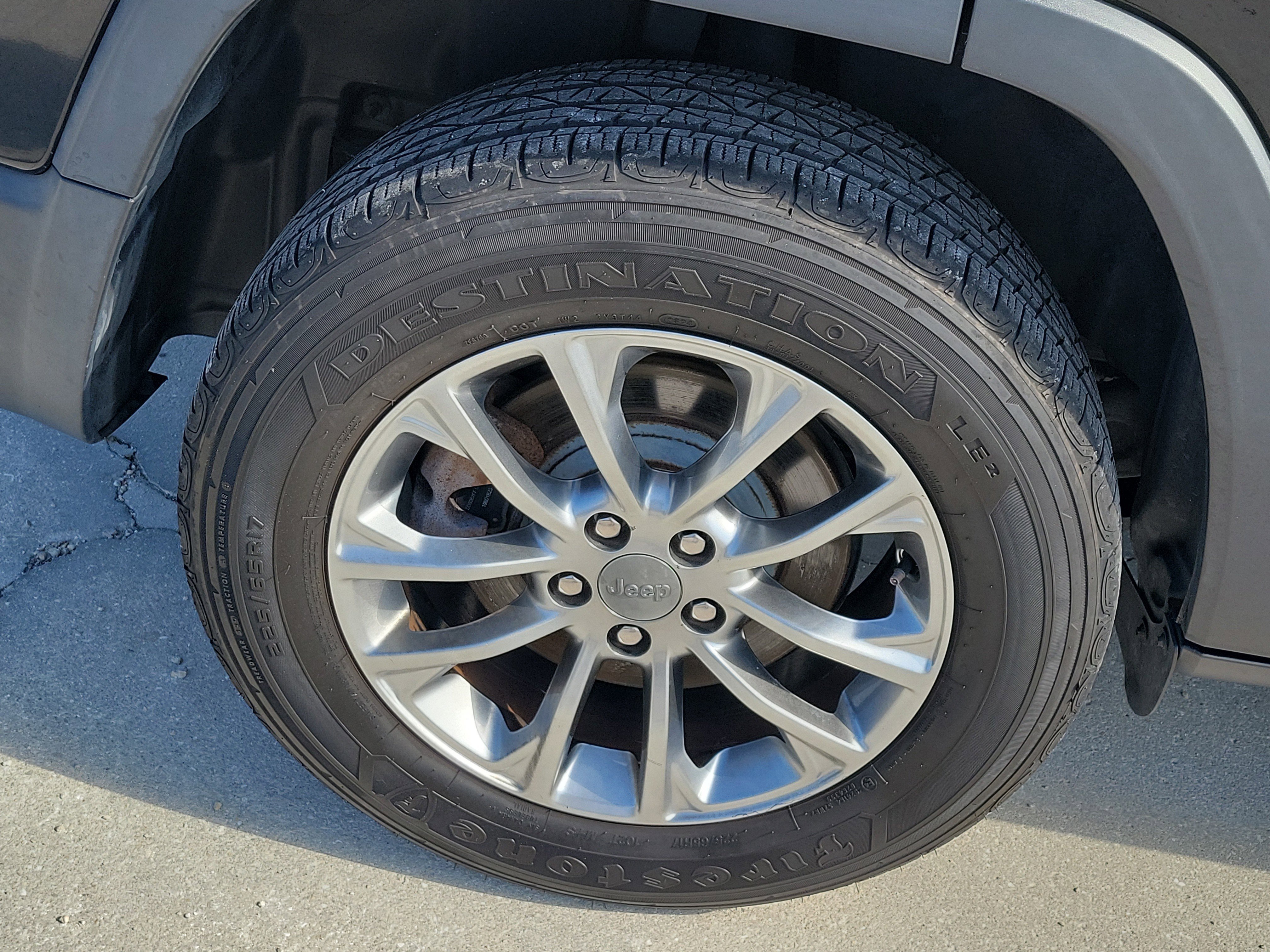 Used 2019 Diamond Black Crystal Pearlcoat Jeep Latitude Plus image 10