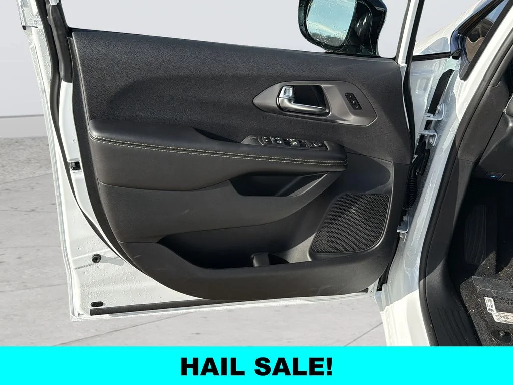 New 2026 Bright White Clear-Coat Exterior Paint Chrysler Select image 11