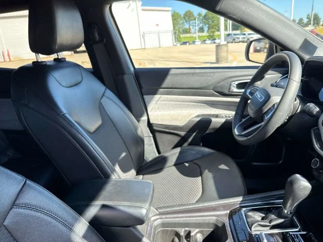 Used 2025 White Jeep Latitude image 19