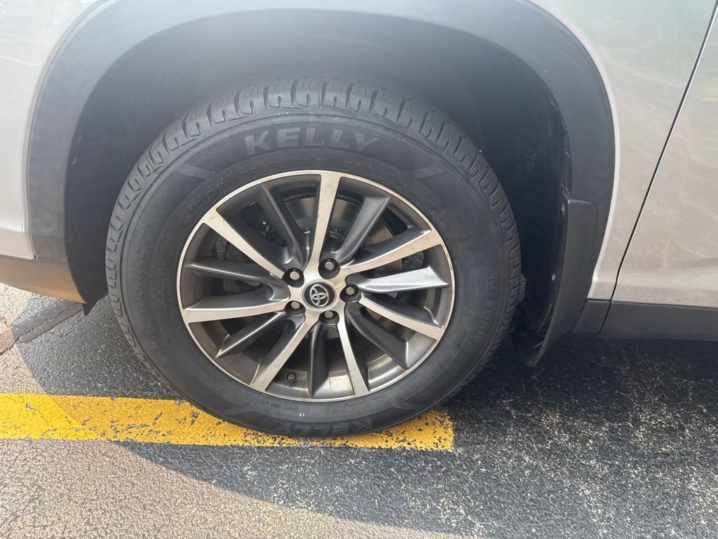 Used 2019 Silver Toyota XLE image 11