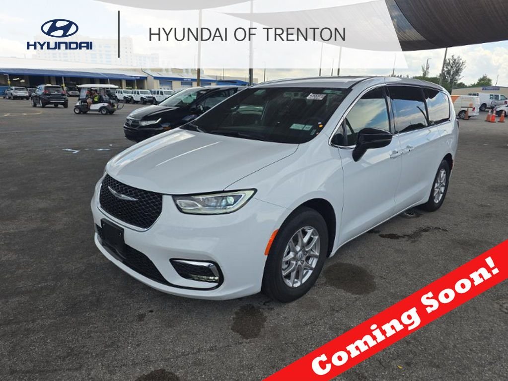 2025 Chrysler Pacifica Select's photo