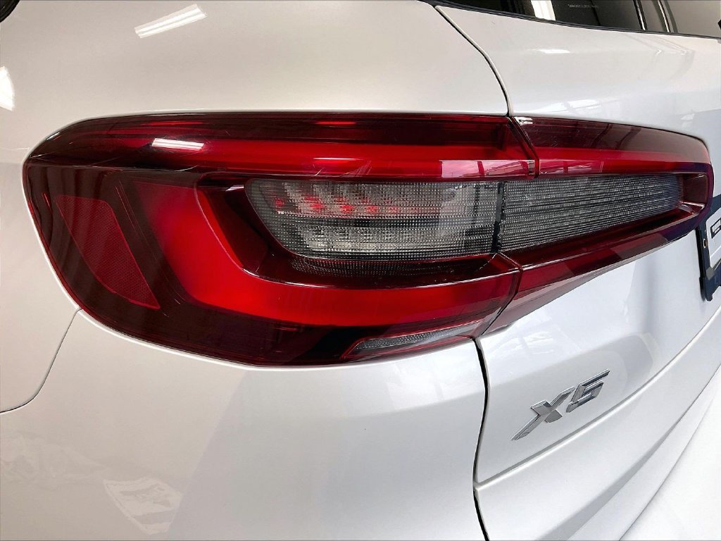 Used 2022 White BMW xDrive40i image 35