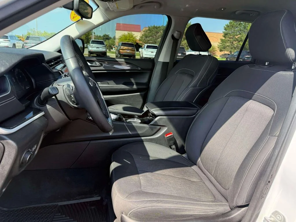 Used 2023 White Jeep Laredo image 16