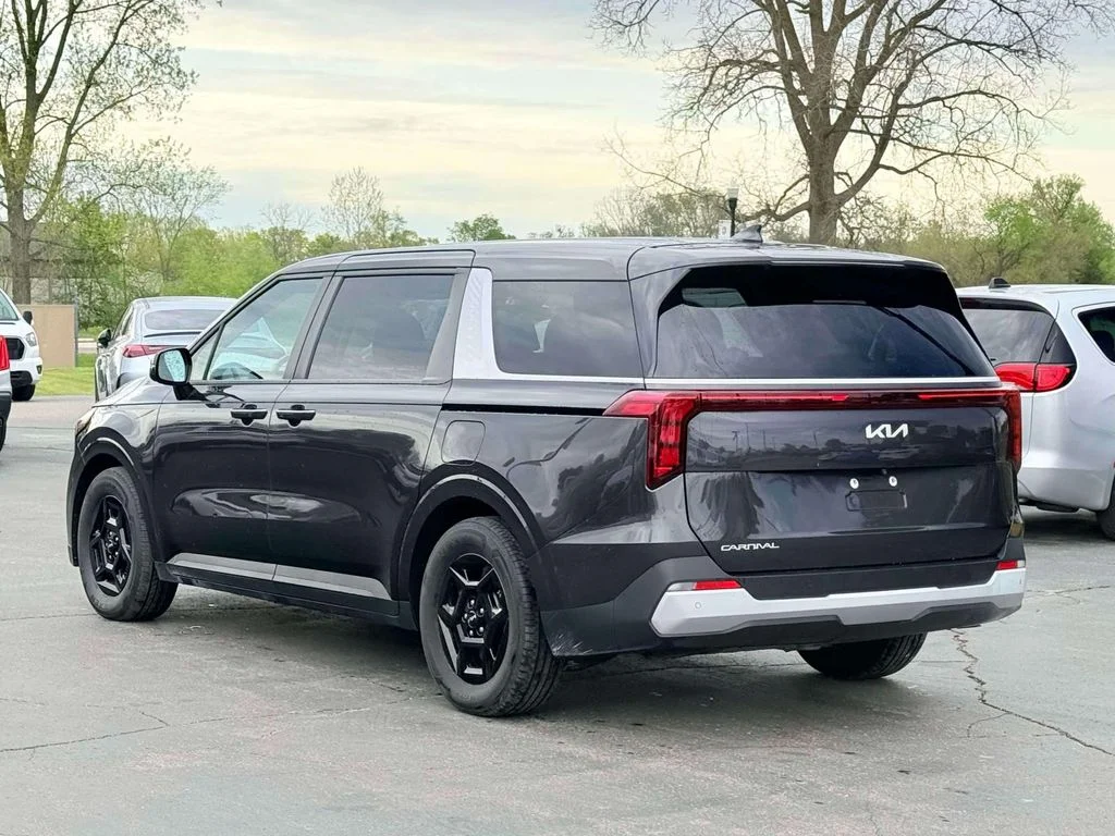 Used 2025 Gray Kia LXS image 9