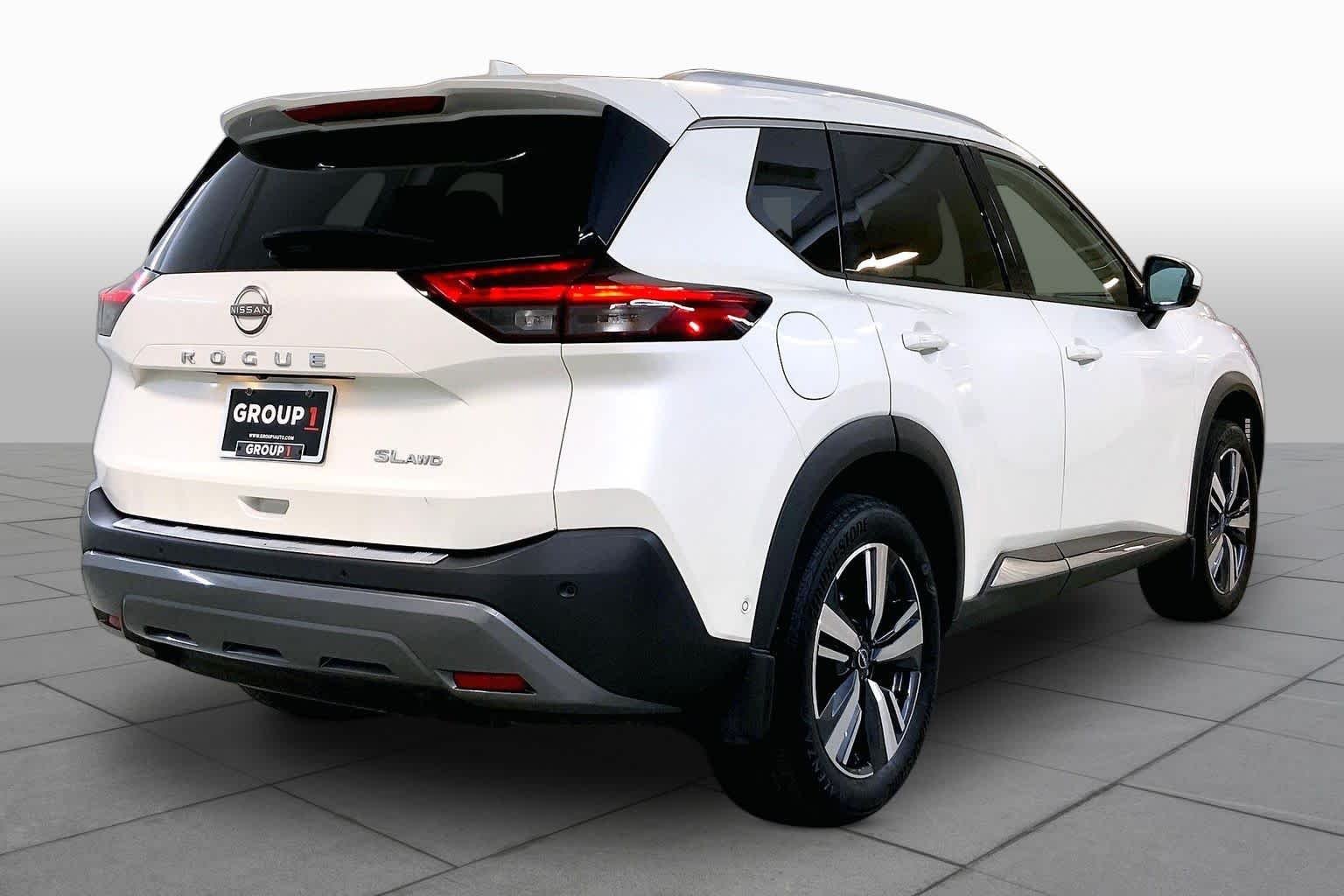 Used 2022 Pearl White Tricoat Nissan SL image 12