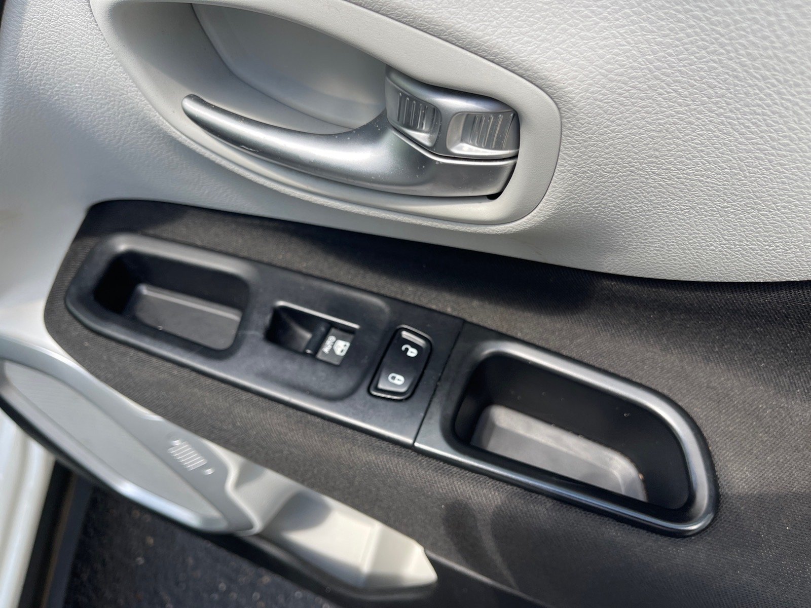 Used 2018 Alpine White Jeep Latitude image 19