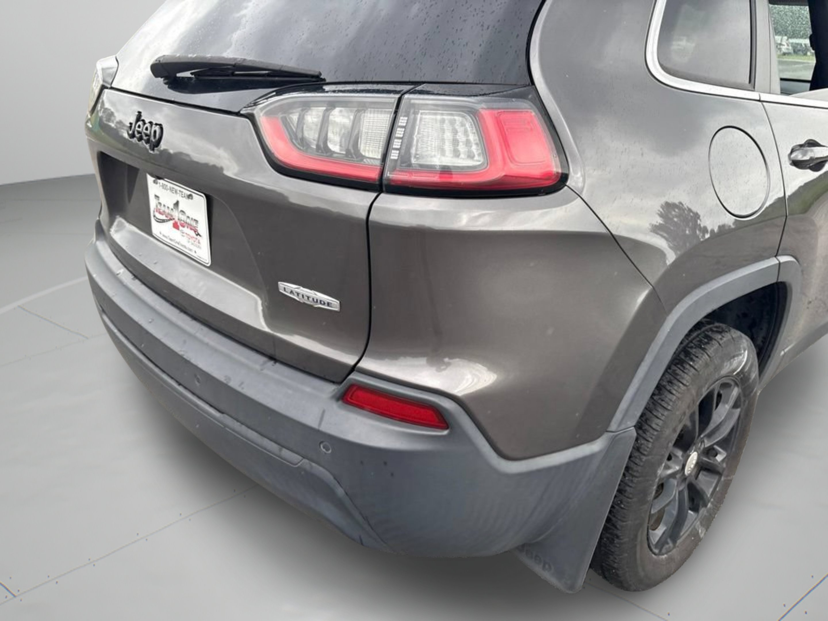 Used 2019 Granite Crystal Metallic Clearcoat Jeep Latitude Plus image 28