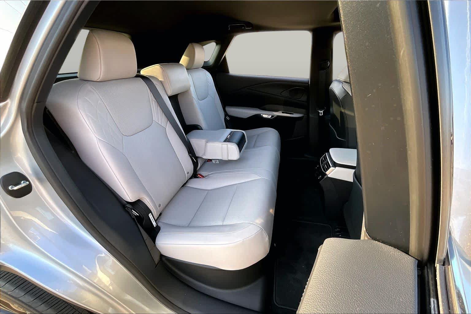 2025 Lexus RX 350 - Photo 37