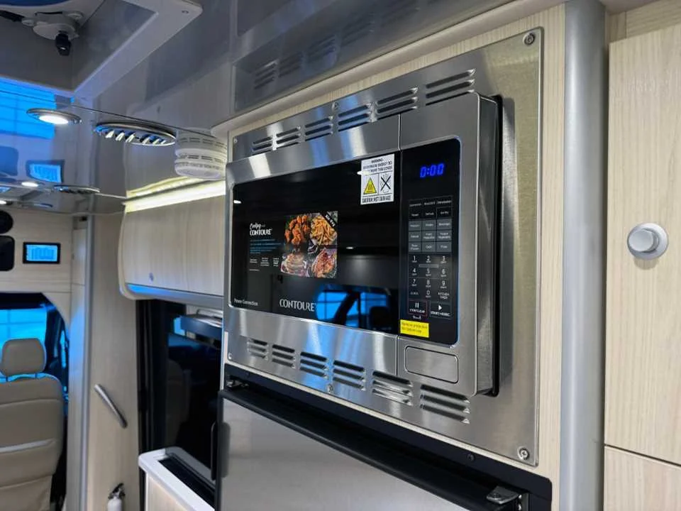 New 2025 Hightech Silver Premium Metallic AIRSTREAM  image 22