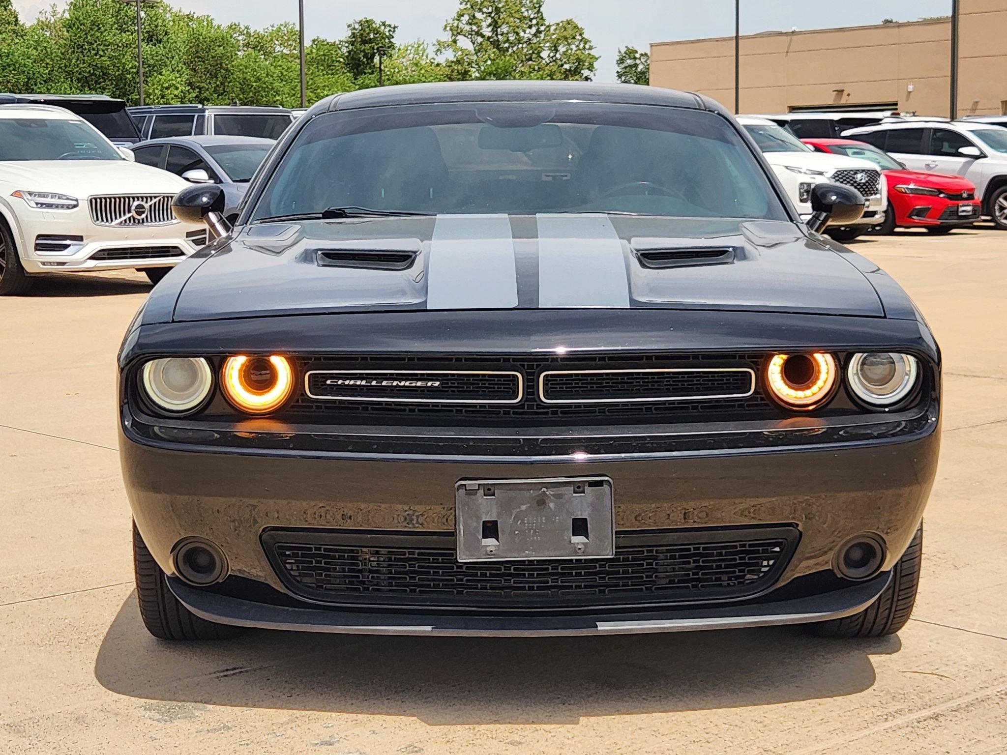 Used 2018 Pitch Black Clearcoat Dodge SXT image 2