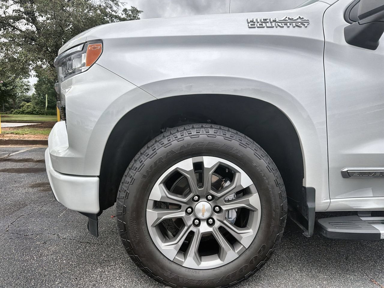 Used 2024 Iridescent Pearl Tricoat Chevrolet High Country image 28