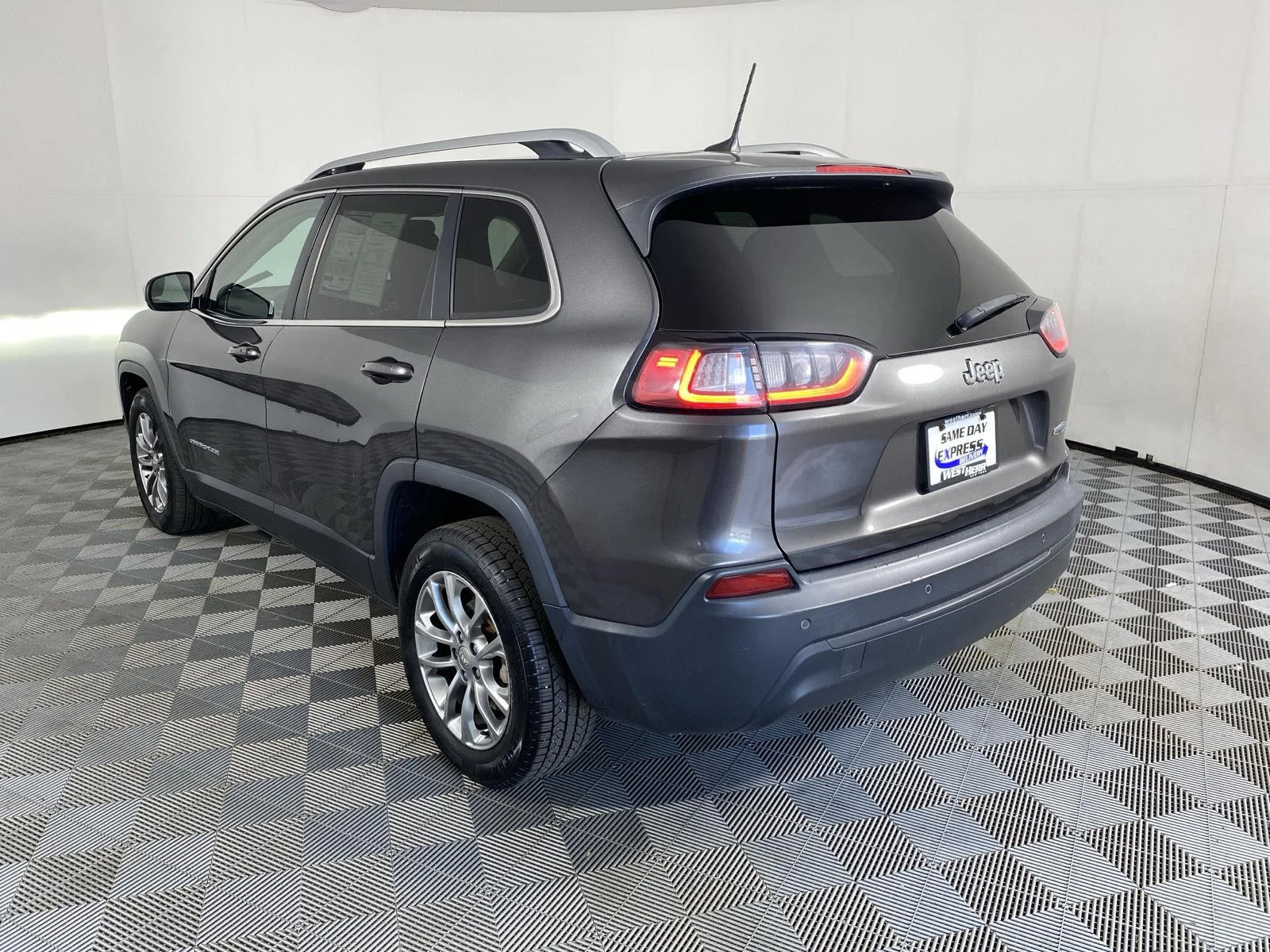 Used 2019 Granite Crystal Metallic Clearcoat Jeep Latitude Plus image 5