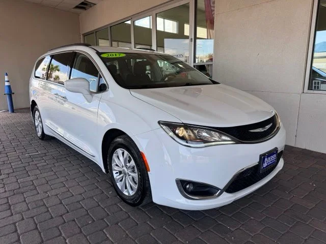 Used 2017 Bright White Clearcoat Chrysler Touring L image 7