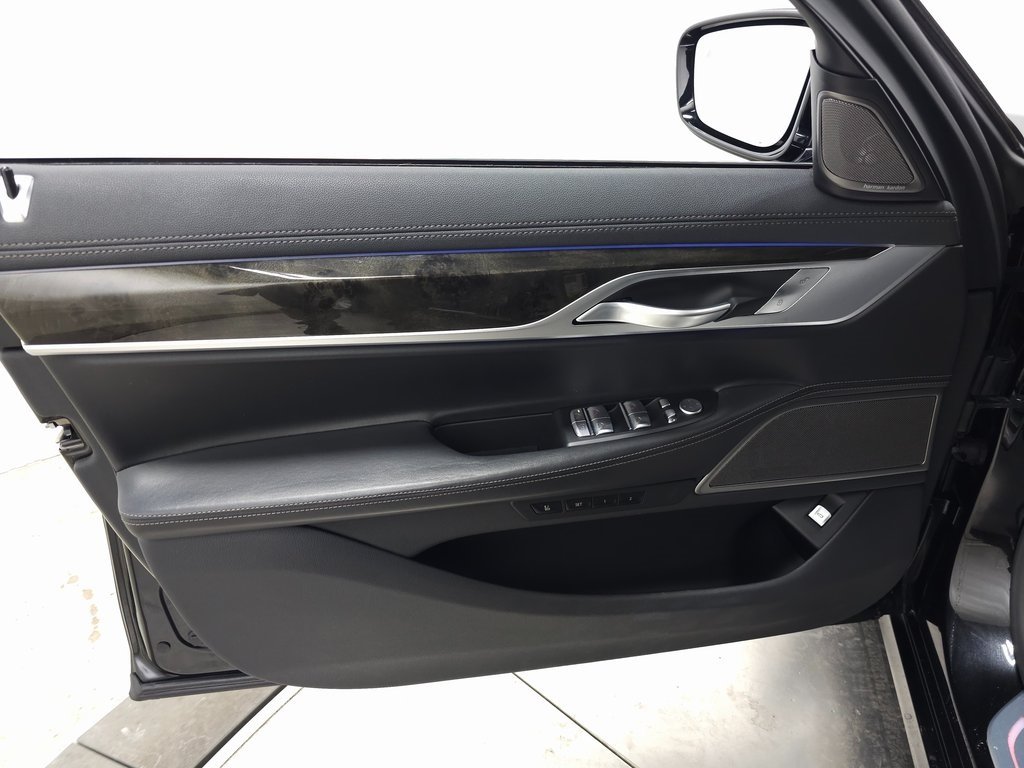 2020 BMW 745E - Image 12