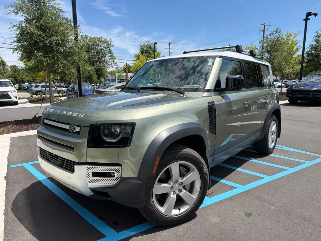 2023 Land Rover Defender SE's photo