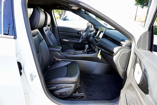 New 2026 Bright White Clearcoat Jeep Latitude image 13