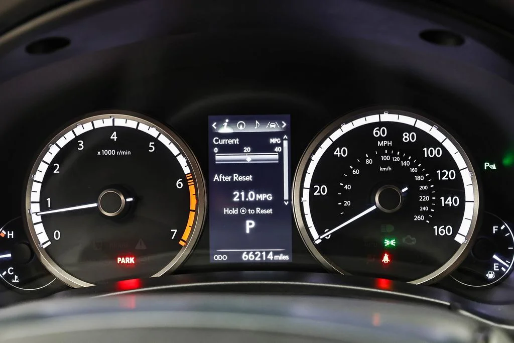Used 2018  Lexus  image 17