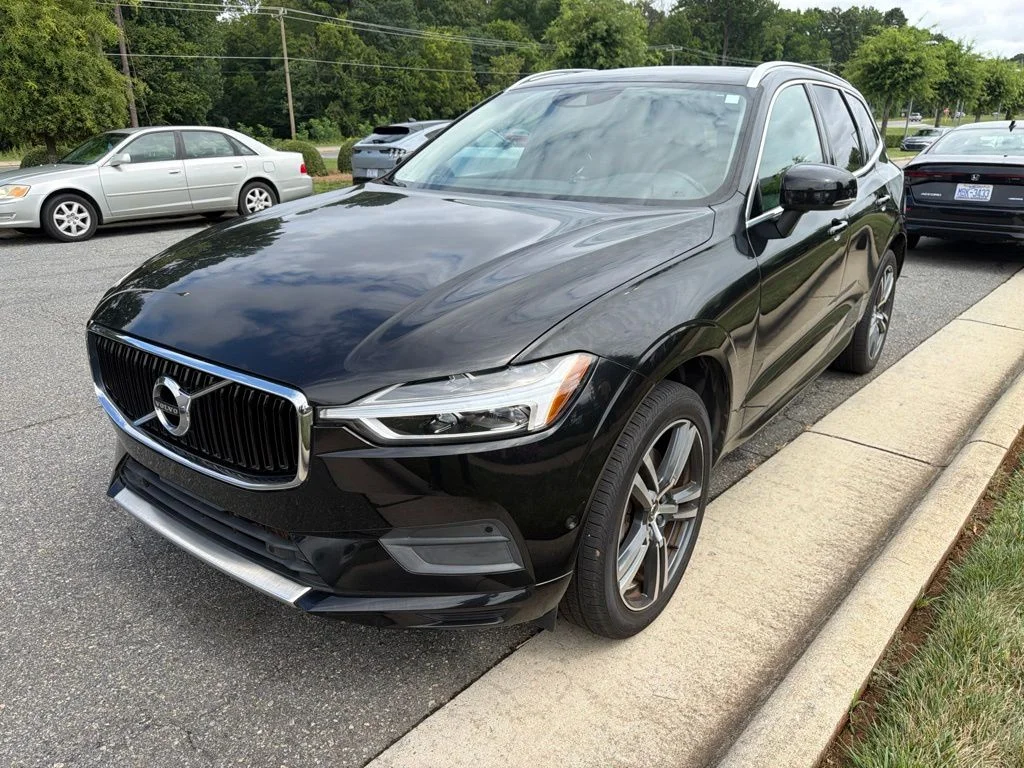 Used 2019 Black Volvo T6 Momentum image 3