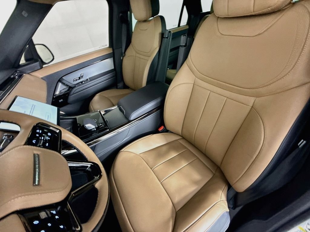 Used 2025 White Land Rover Dynamic SE image 5