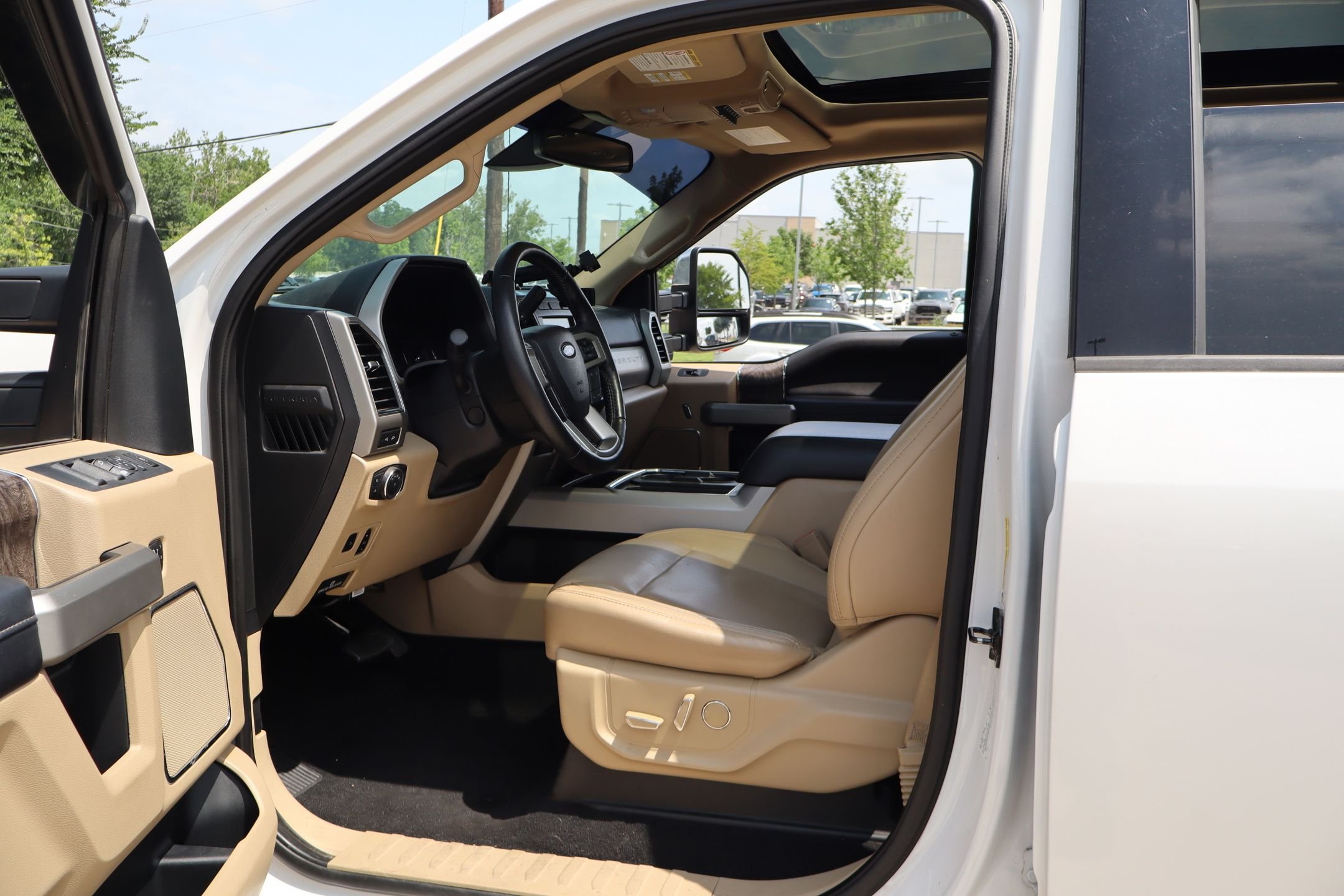 Used 2019 White Platinum Clearcoat Metallic Ford Lariat image 26