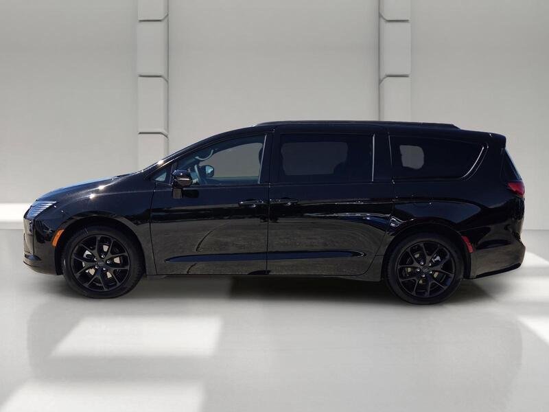 New 2027 Diamond Black Crystal Pearl-Coat Exterior Paint Chrysler LIMITED FWD image 2