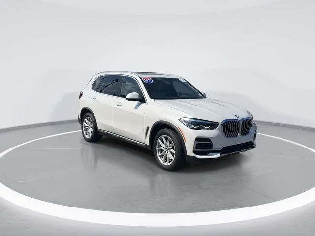 Used 2022 White BMW sDrive40i image 1