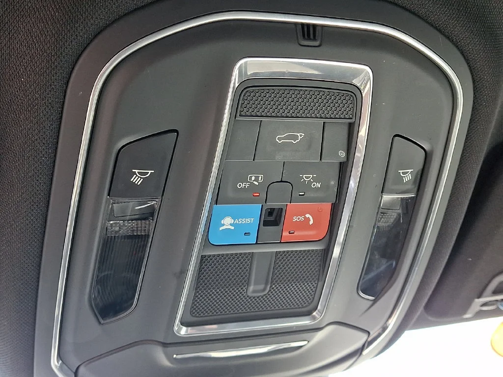 Used 2024 Baltic Gray Metallic Clearcoat Jeep Altitude image 23