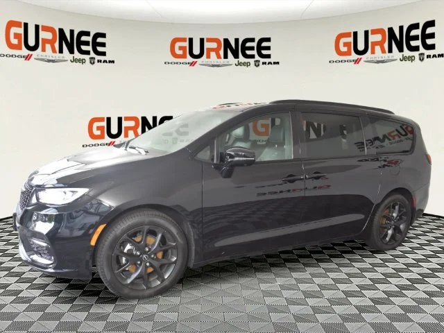 New 2026 Diamond Black Crystal Pearl-Coat Exterior Paint Chrysler Select image 5