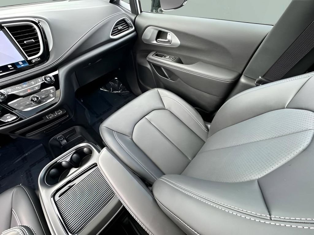 New 2024 Bright White Clear-Coat Exterior Paint Chrysler Touring L image 29