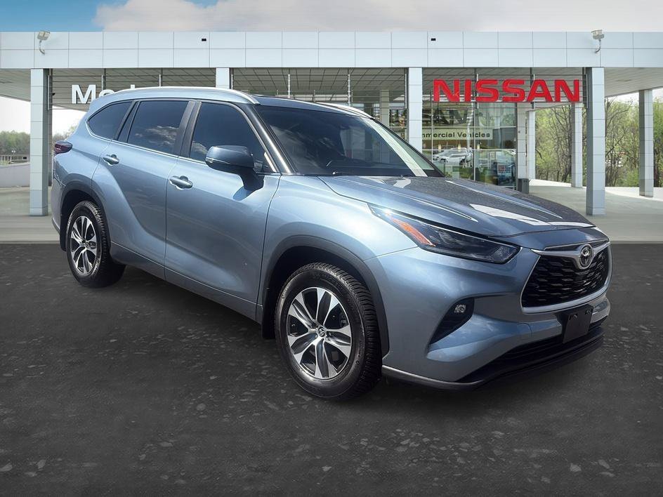 Used 2023 Moon Dust Toyota XLE image 34
