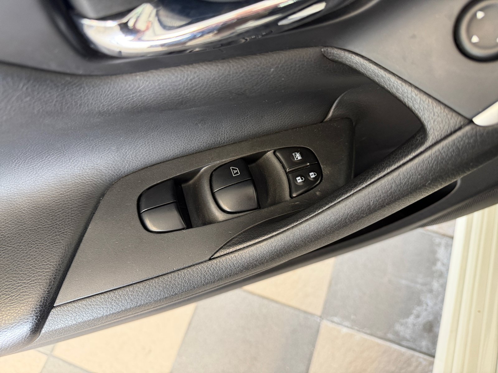 Used 2018 Pearl White Nissan 2.5 SR image 26