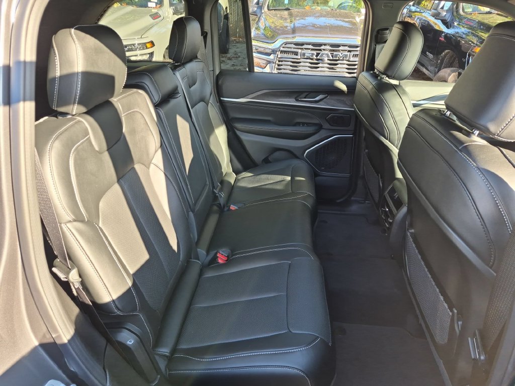 New 2026 Baltic Gray Metallic Clear-Coat Exterior Paint Jeep Limited Reserve image 15