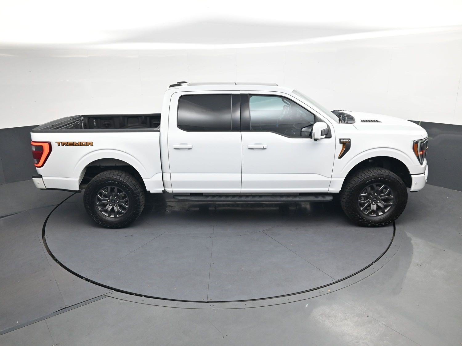 Used 2022 Oxford White Ford Tremor image 22