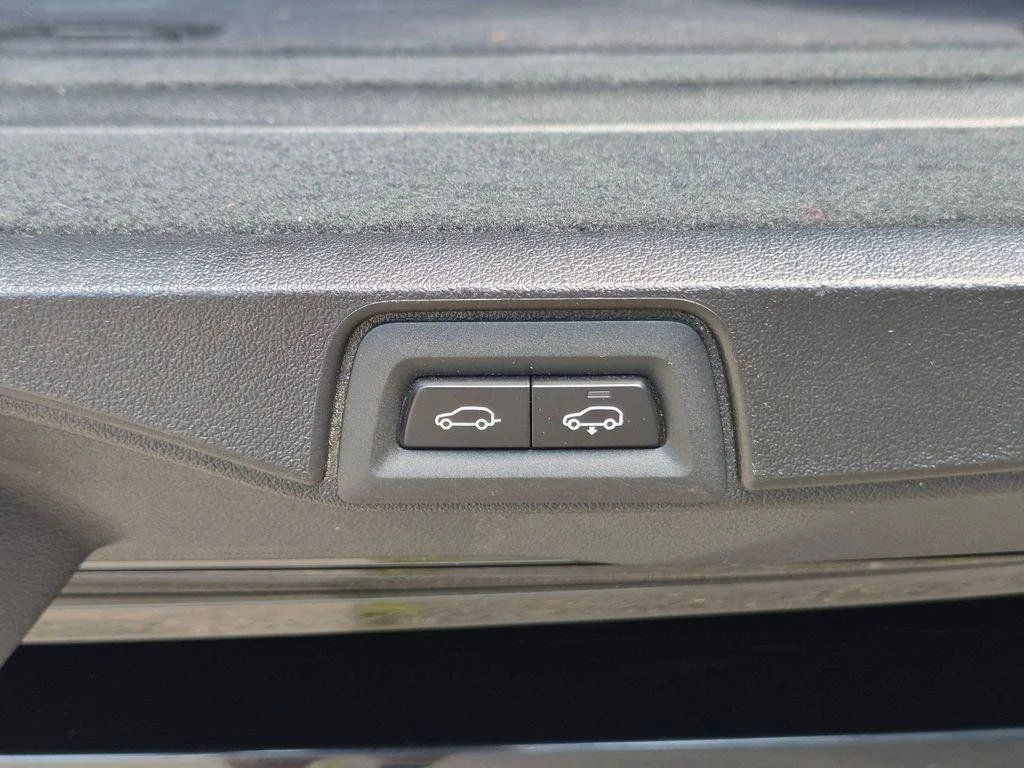 Used 2025 Black BMW xDrive40i image 10