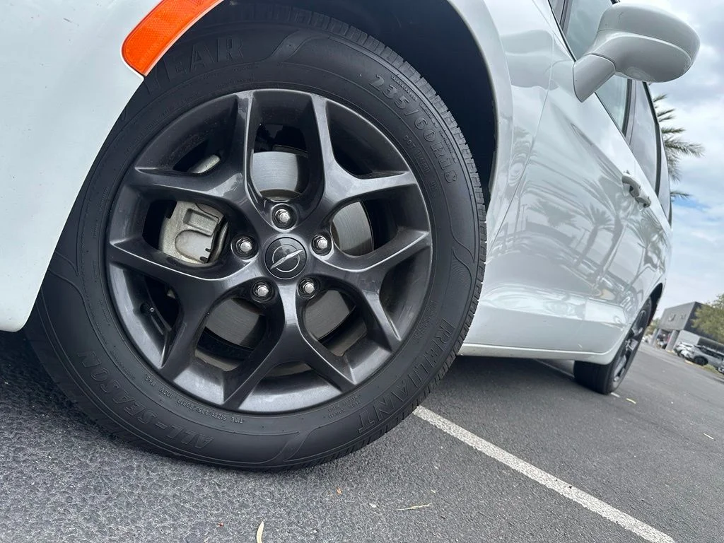 Used 2018 White Chrysler Touring L image 3