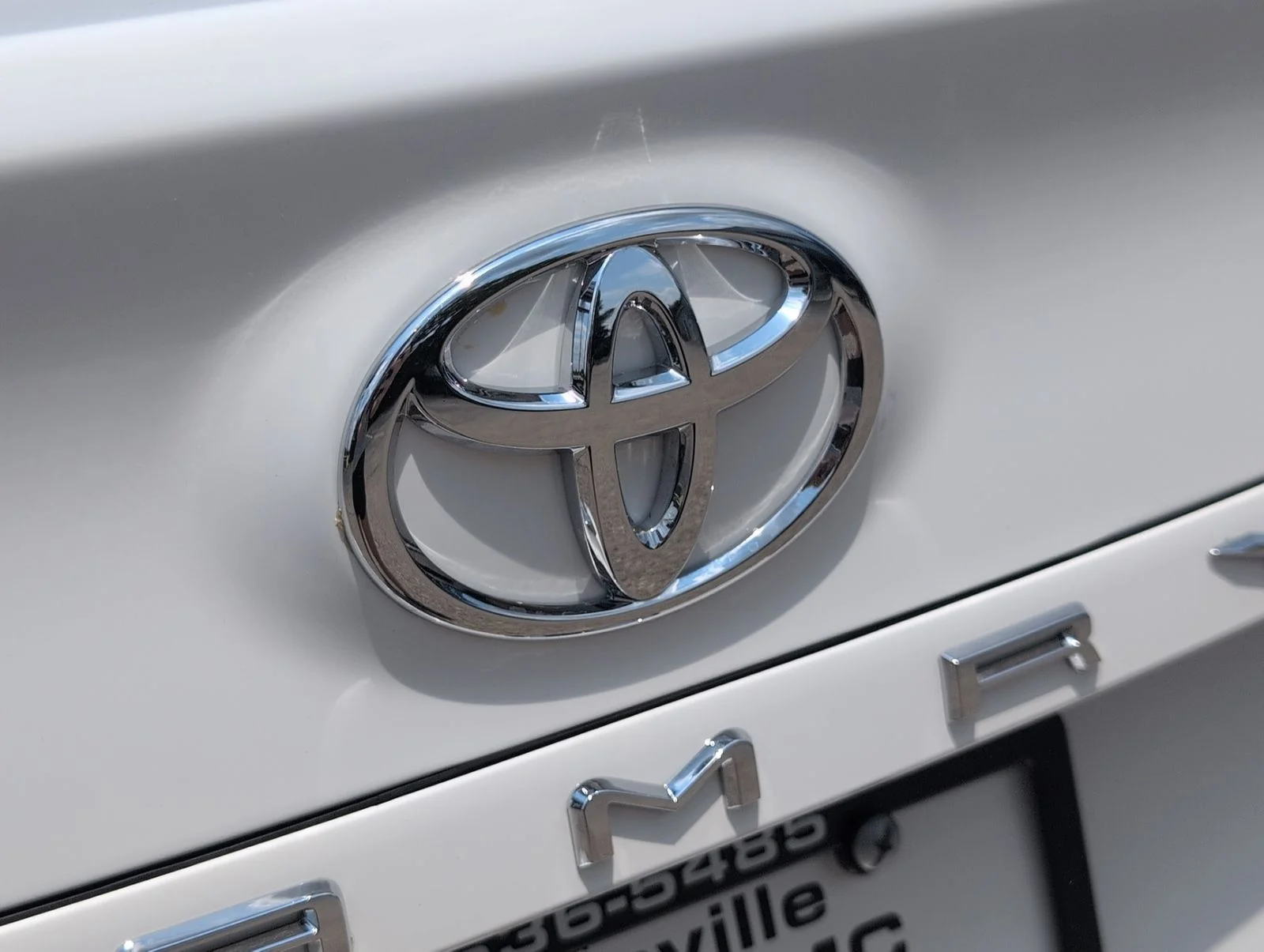 Used 2021 White Toyota LE image 6