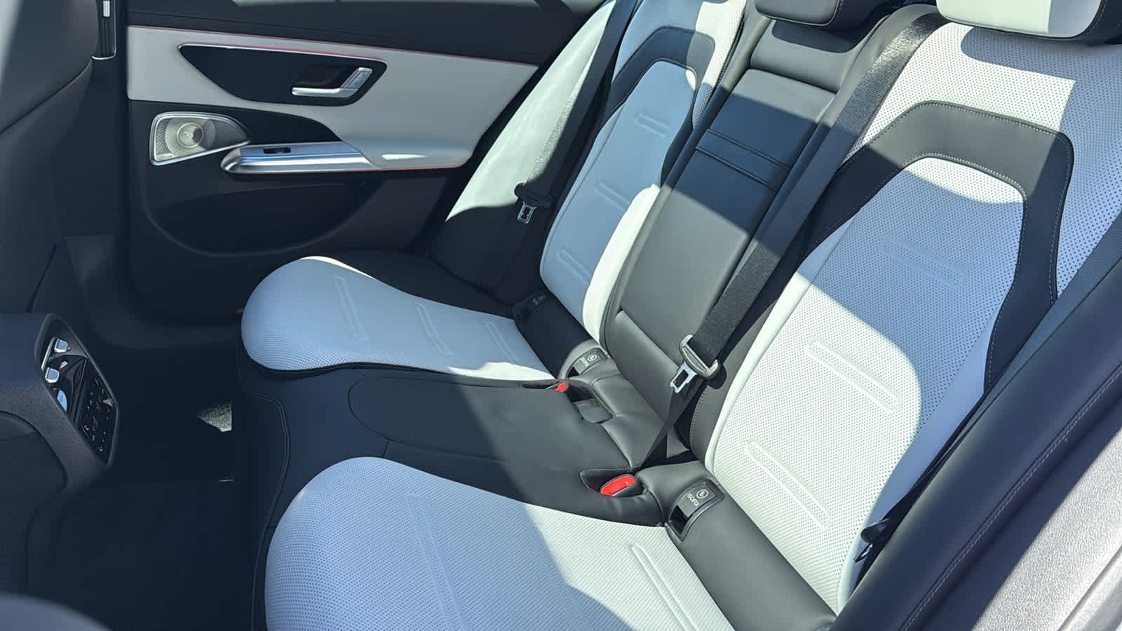 New 2026 MANUFAKTUR Moonlight White Magno Mercedes-Benz AMG® E 53 E image 31