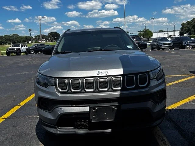 Used 2022 Silver Jeep Latitude image 2