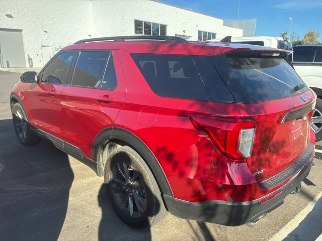 Used 2023 Rapid Red Metallic Tinted Clearcoat Ford XLT image 4