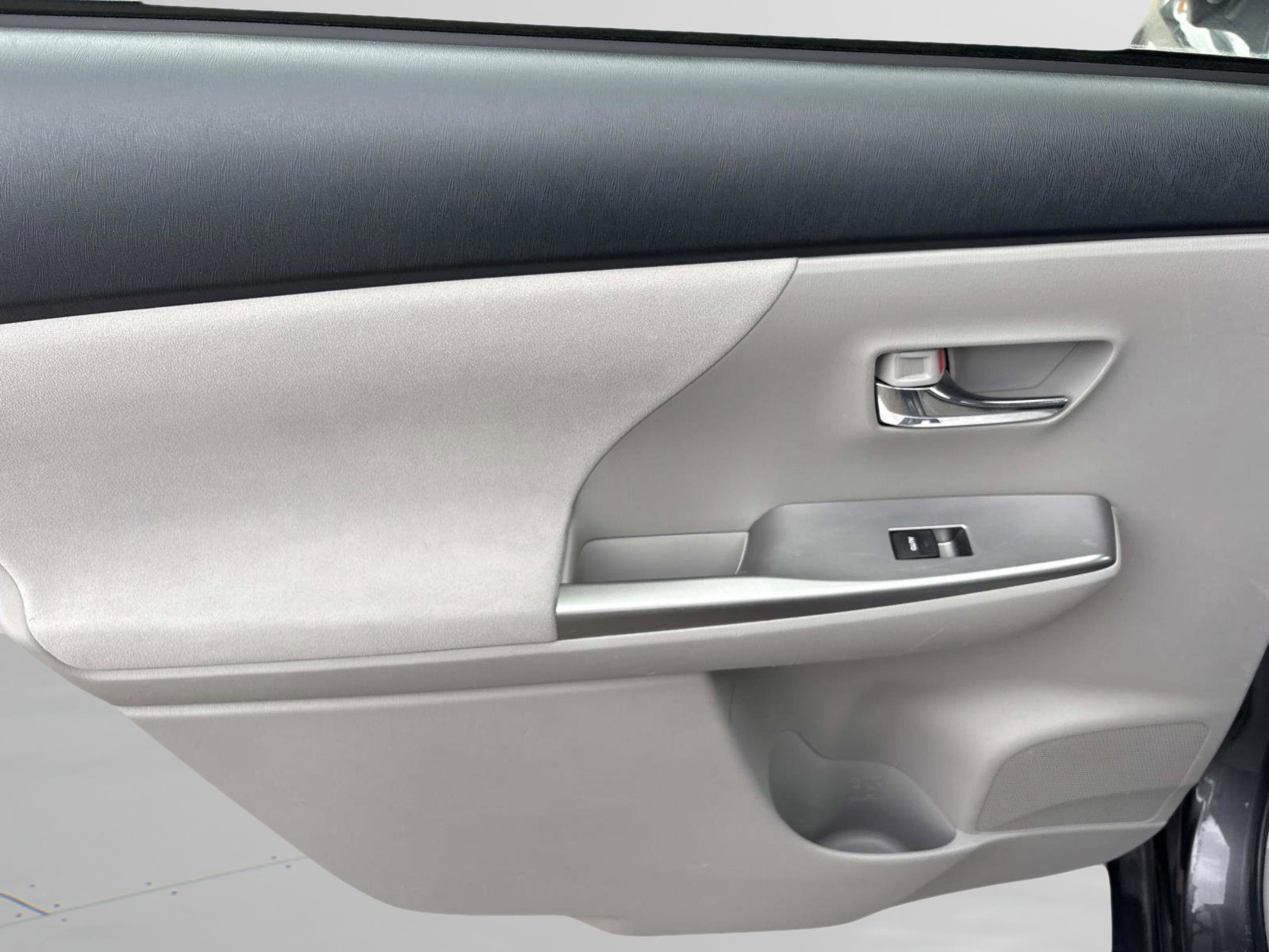 2016 Toyota Prius v Five - Photo 19