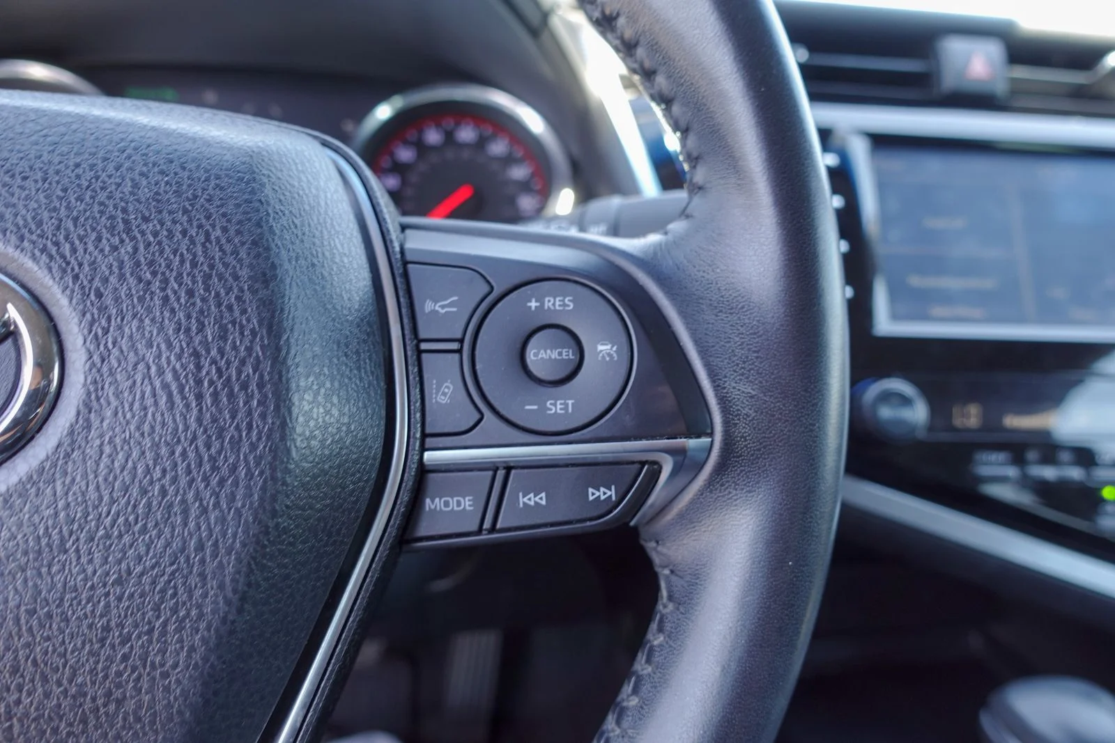 Used 2018 Wind Chill Pearl Toyota XSE image 20
