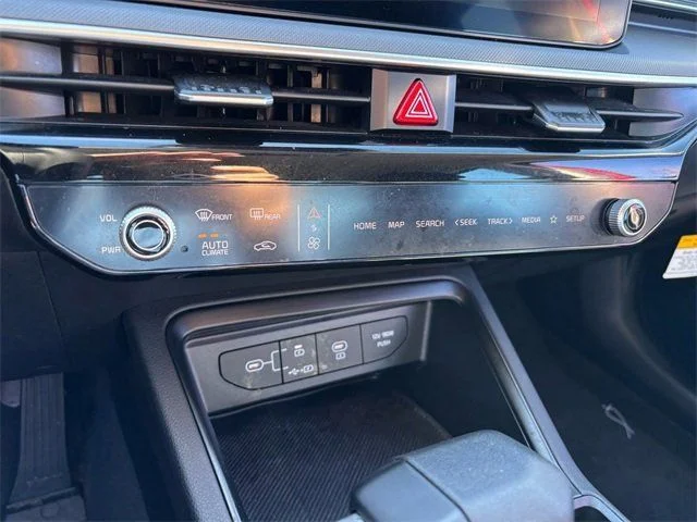 2025 Kia K5 LXS - Photo 20