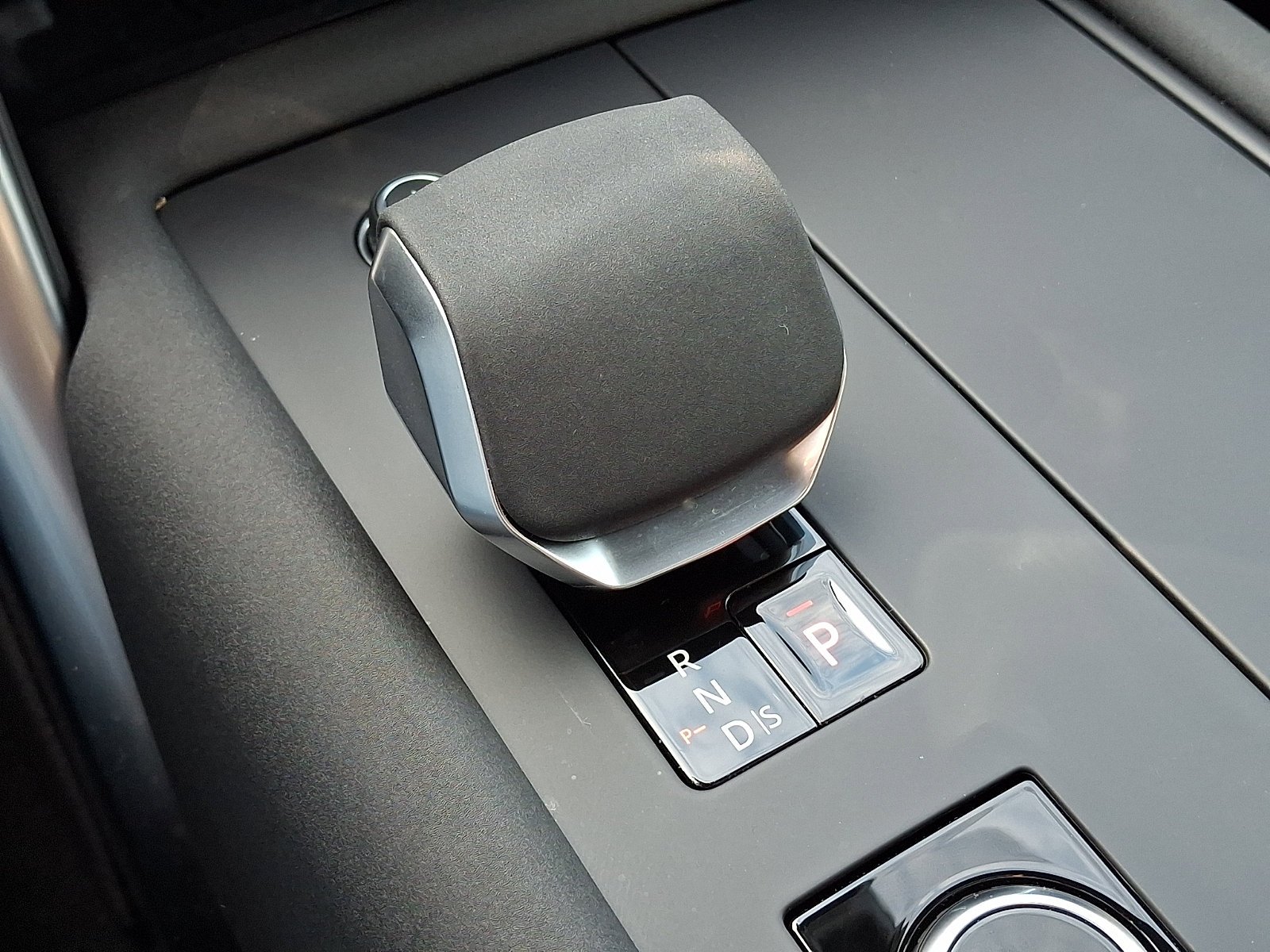Used 2025 Fuji White   1Aa Land Rover Dynamic SE image 27