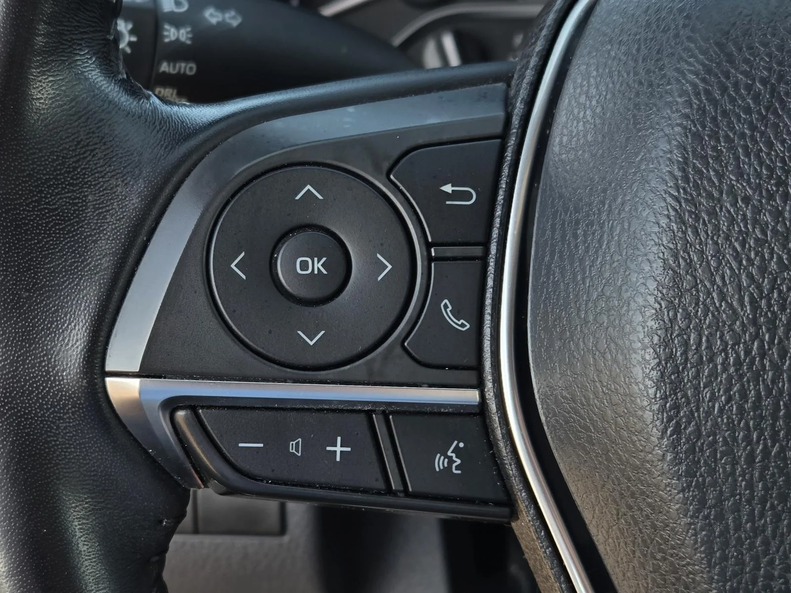 Used 2019 Celestial Silver Metallic Toyota XLE Auto (Natl) image 19