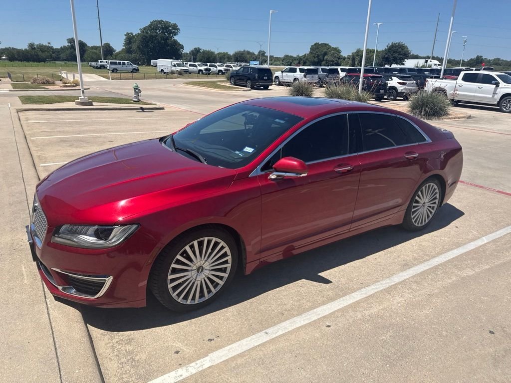 Used 2017 Red Lincoln Reserve image 1
