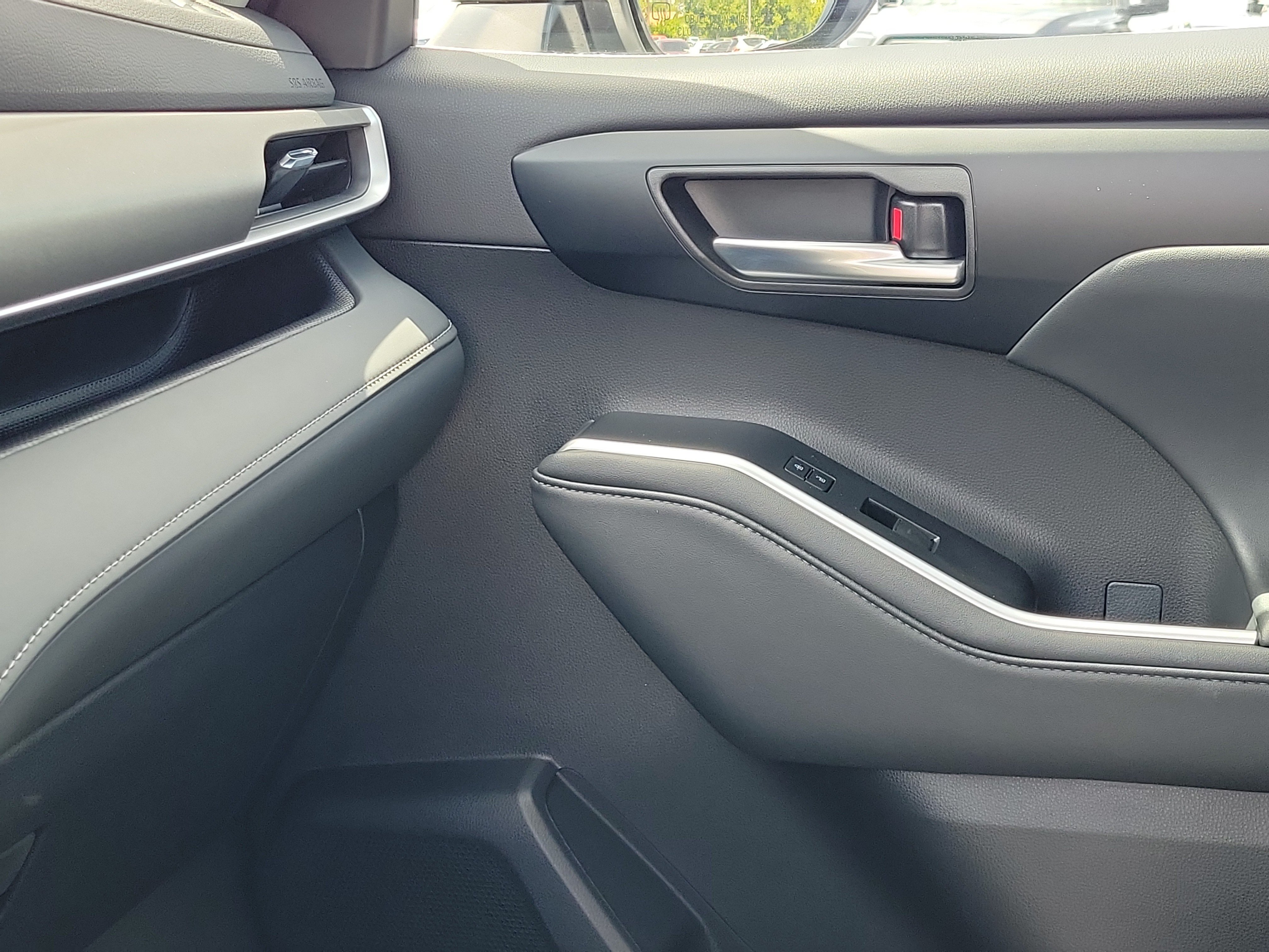 Used 2025 Pearl Toyota XLE image 28