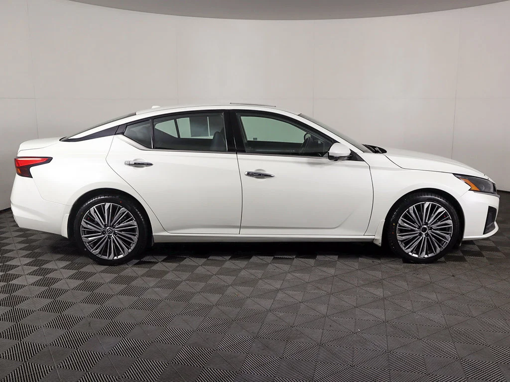Used 2023 Pearl White Nissan 2.5 SL image 19