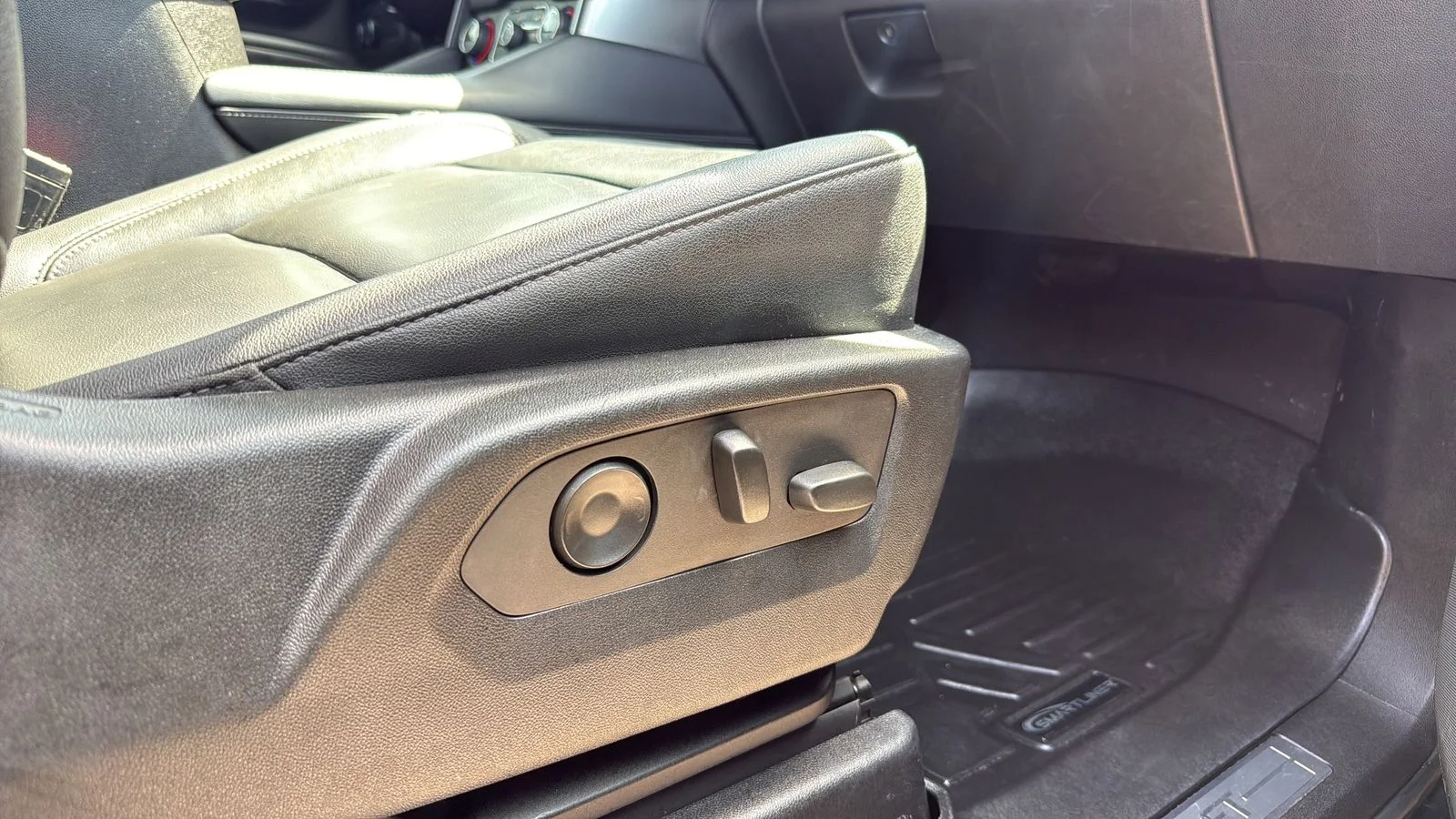 Used 2021 Gray Chevrolet Z71 image 24