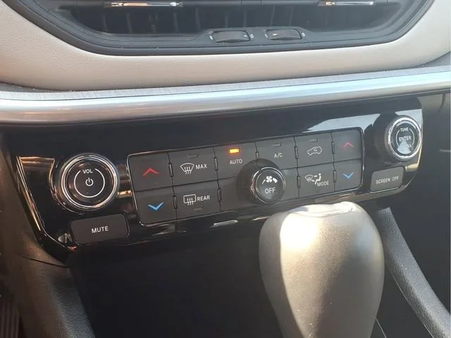 Used 2025  Jeep Limited image 10