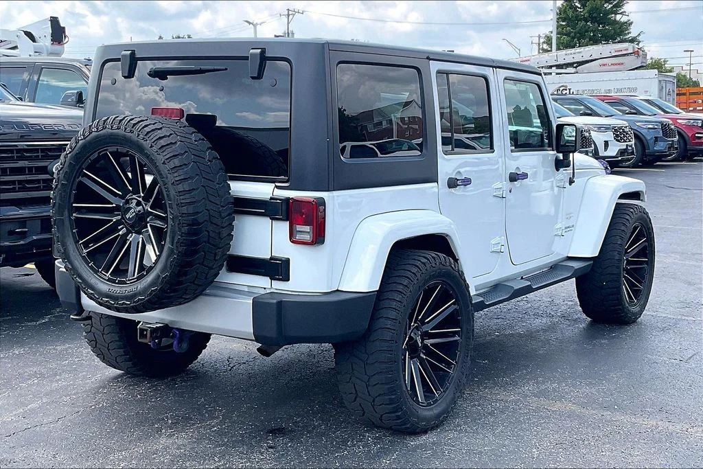 Used 2015 White Jeep Unlimited Sahara image 12